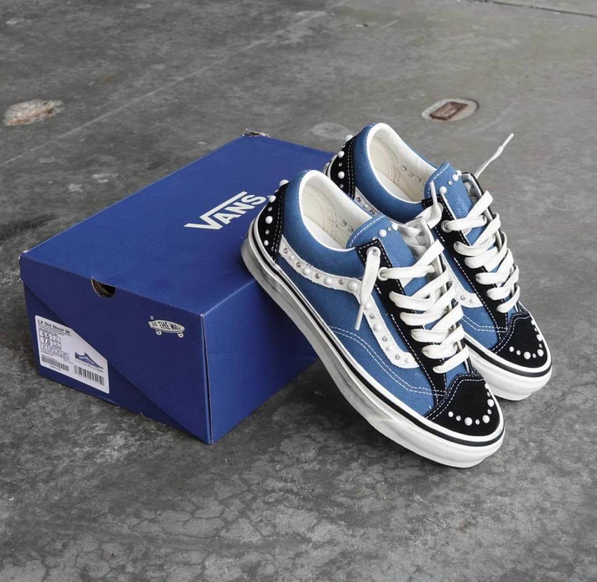 SNEAKERS
